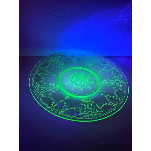 VTG 4 PC Green Depression Saucer Glass Floral Poinsettia 6" Plates Uranium GLOWS - Picture 8 of 11